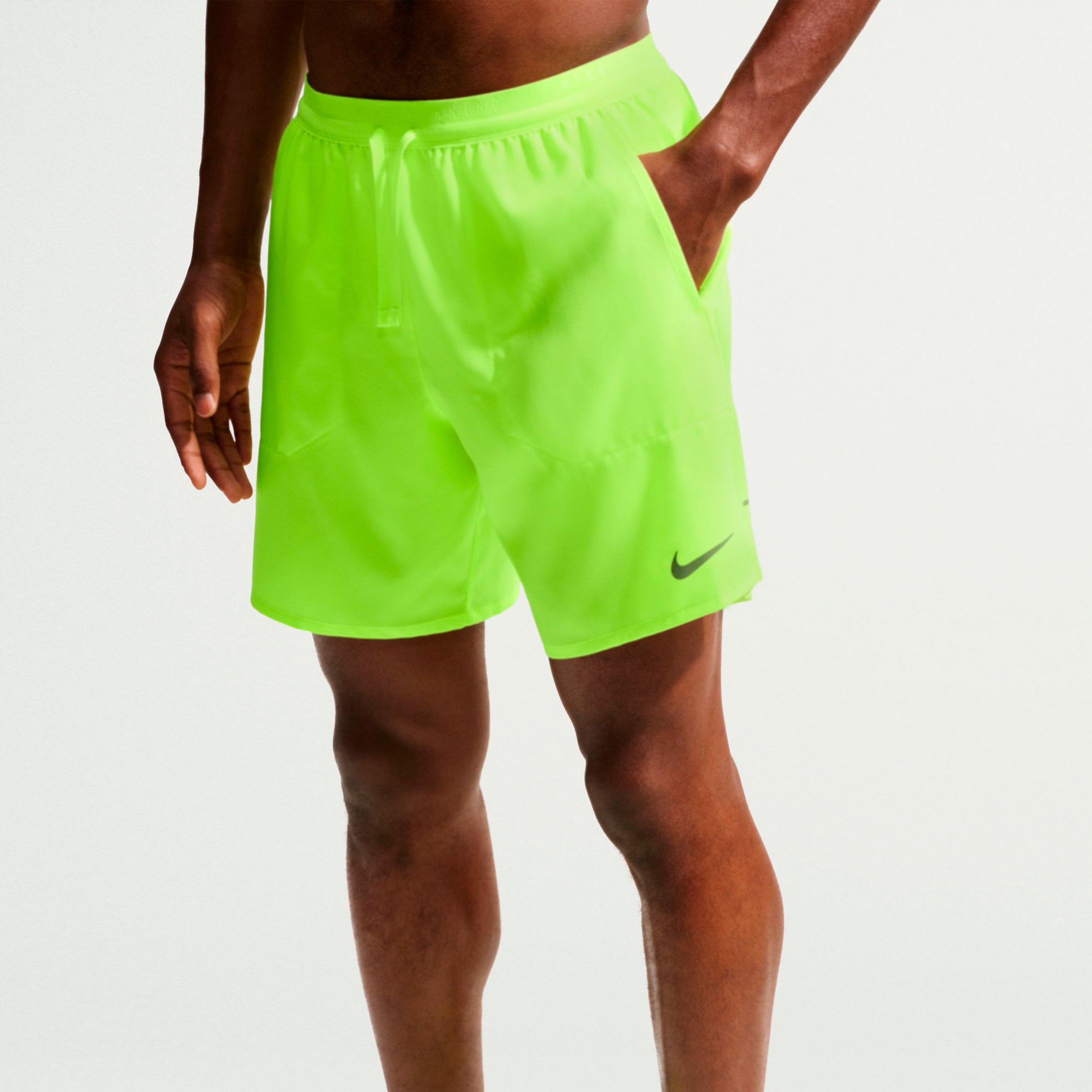 Nike STRIDE 7IN Pantalones cortos Hombres - amarillo neón, plateado