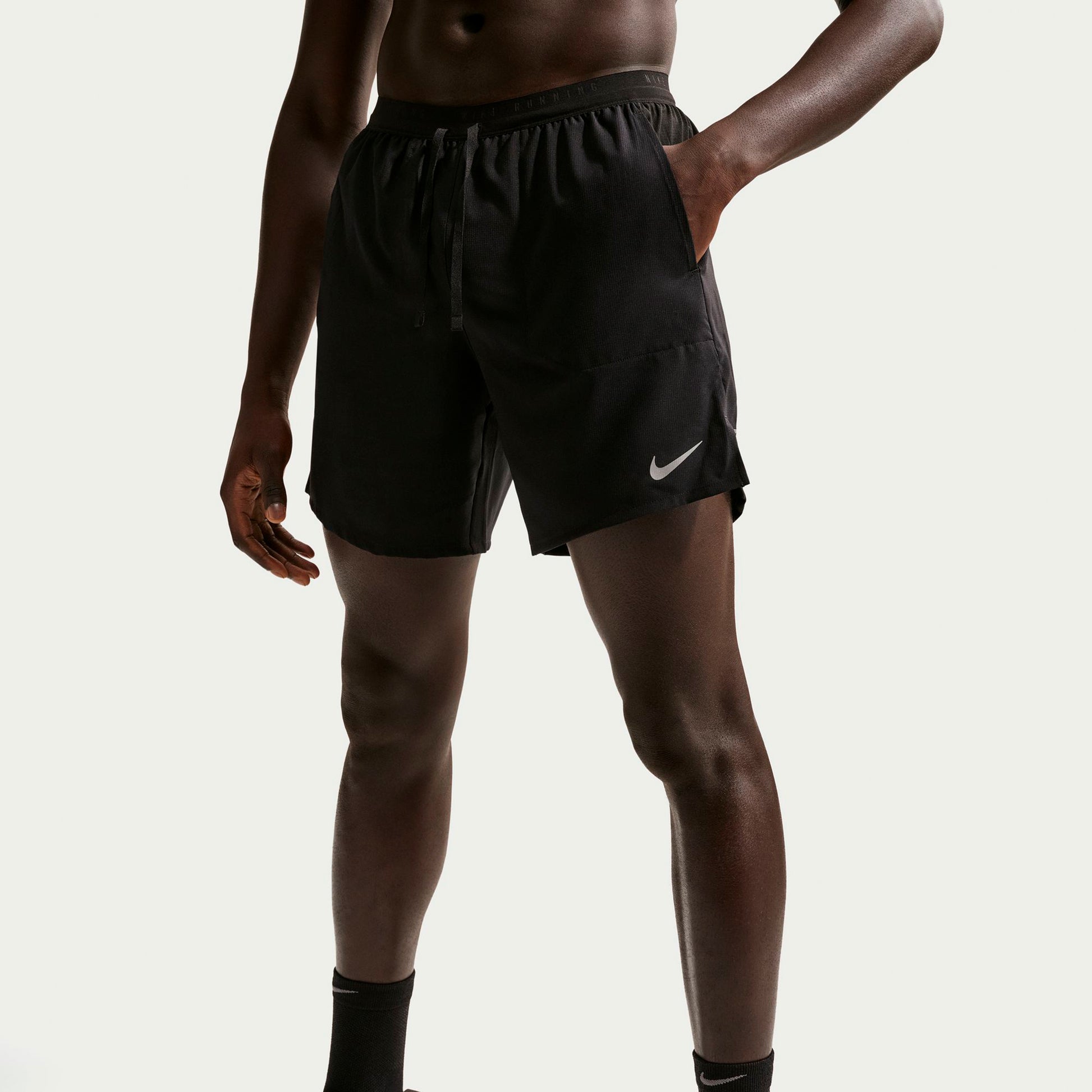 Nike STRIDE 2IN1 7IN  Pantalones cortos Hombres - negro, plateado