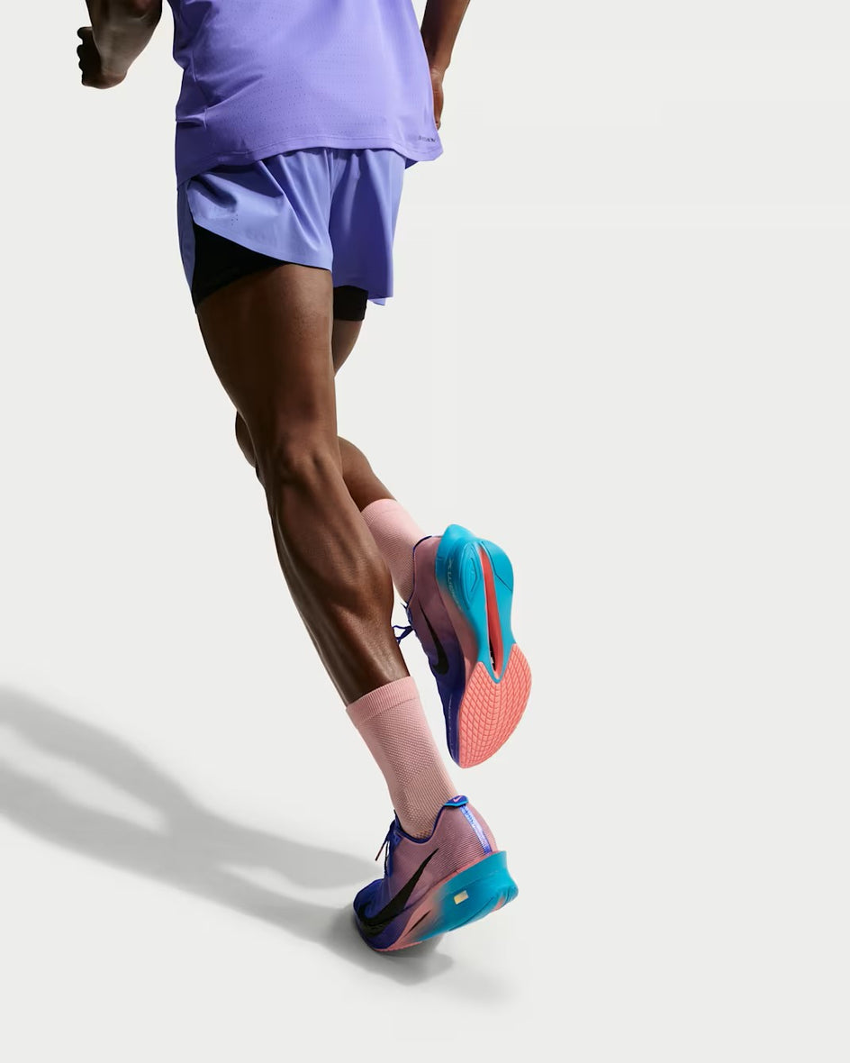 Corredor con las Nike Vaporfly sobre asfalto